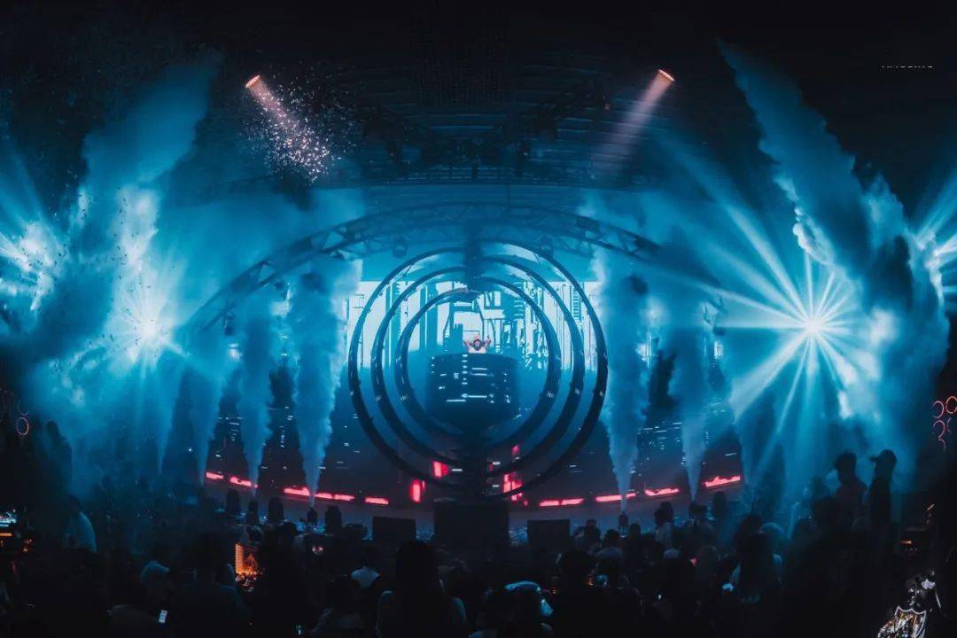 是成都年轻男女的深夜庇护所坐落于成都中心腹地天府广场amusing club