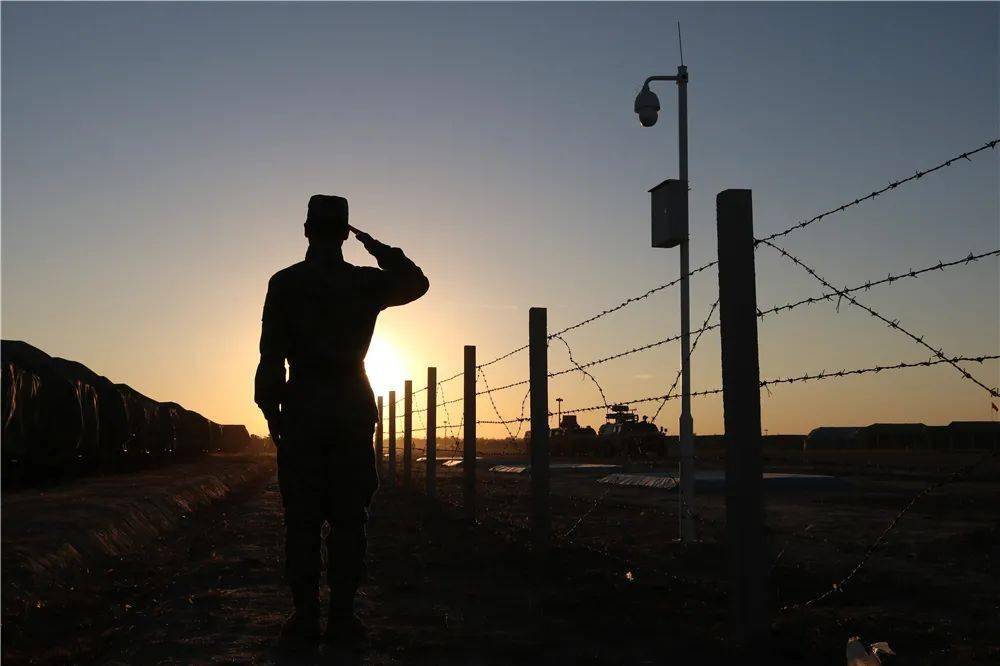 夕阳下站岗的军人图片图片