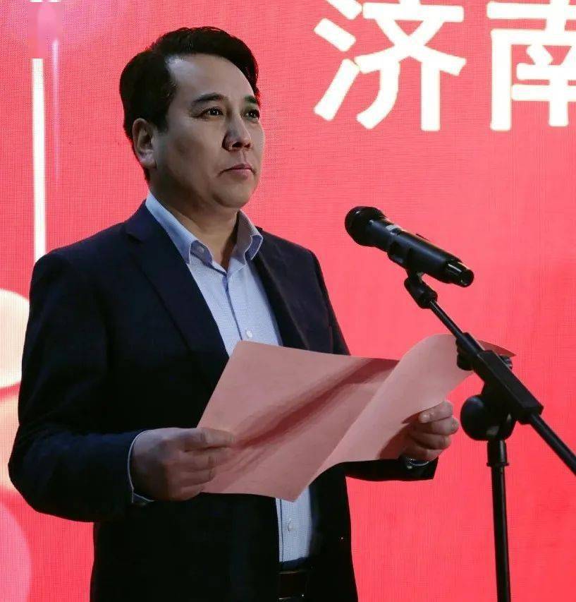 活动现场,集团党委书记,董事长陈思斌和与会人员共同见证2号线供电