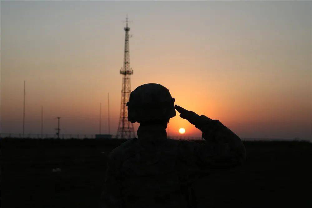 军人背影夕阳西下照片图片