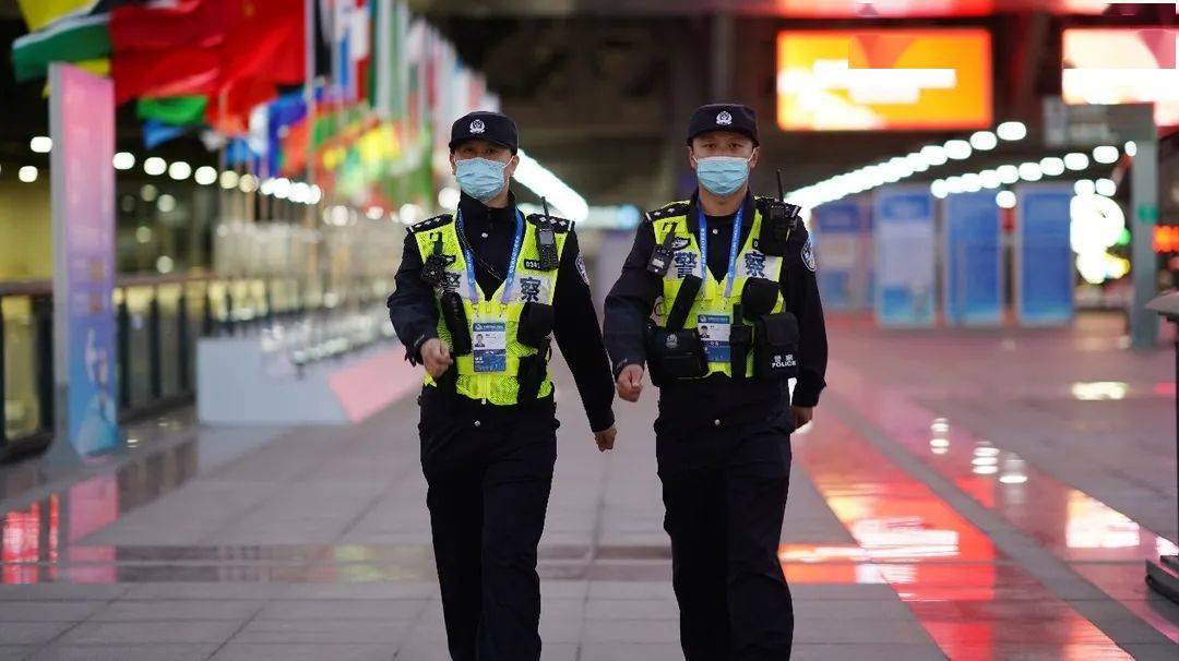 平安上海警察蓝护航进博的故事每天都是ing