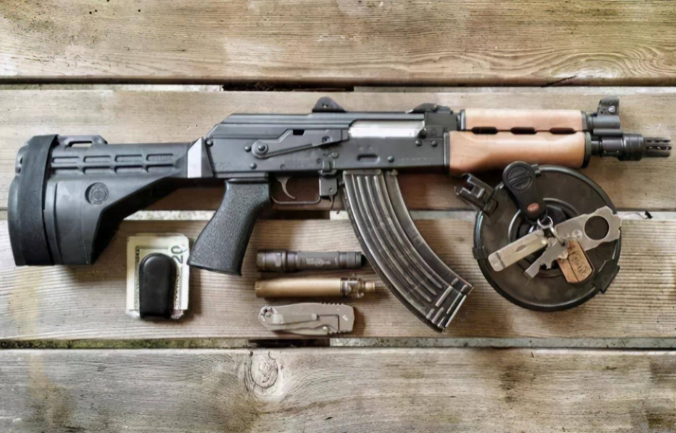 而且火力还很弱,当时能够全自动的只有冲锋枪,冲锋枪虽然号称有200米