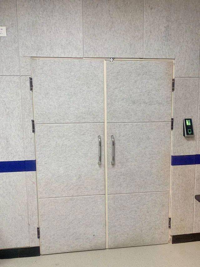 及卫生间羁押室门对羁押室内凸出部位及明柱,墙体进行了软包,羁押囚室