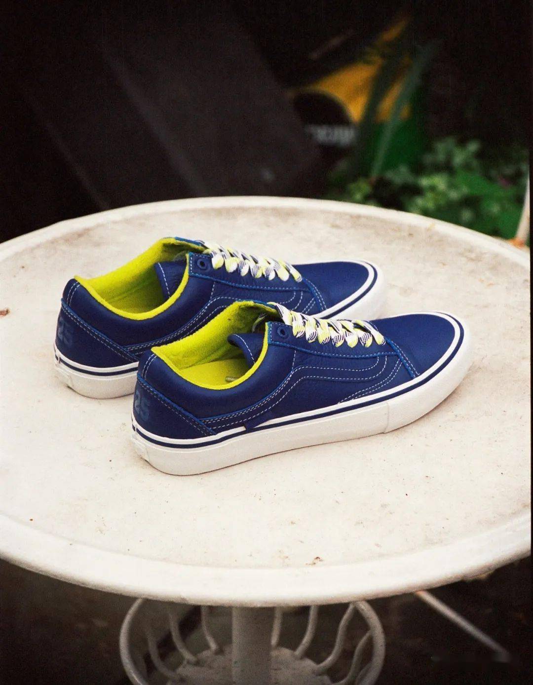 尽管有着返璞归真的美感但 vans x quartersnacks old skool 和 lamp