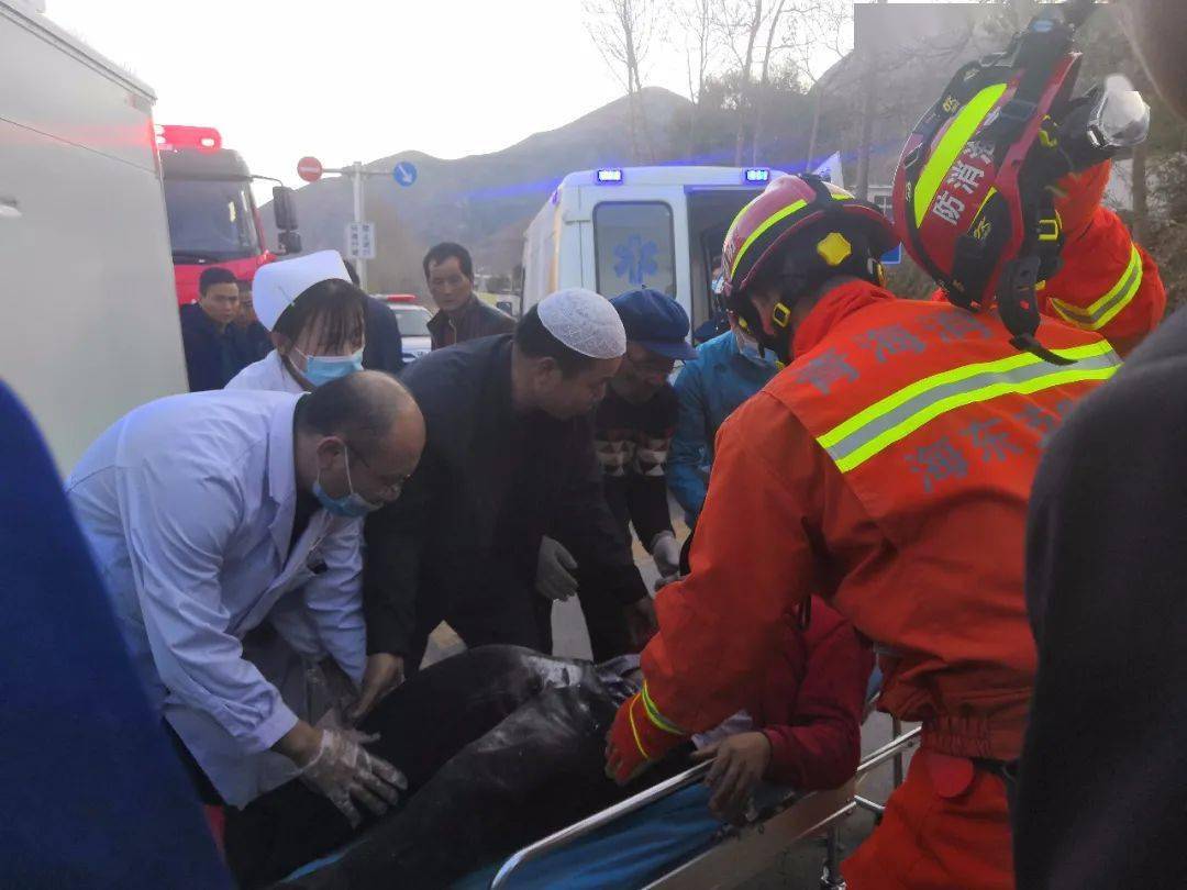 乐都区扎碾公路两车追尾变形海东消防紧急救援!