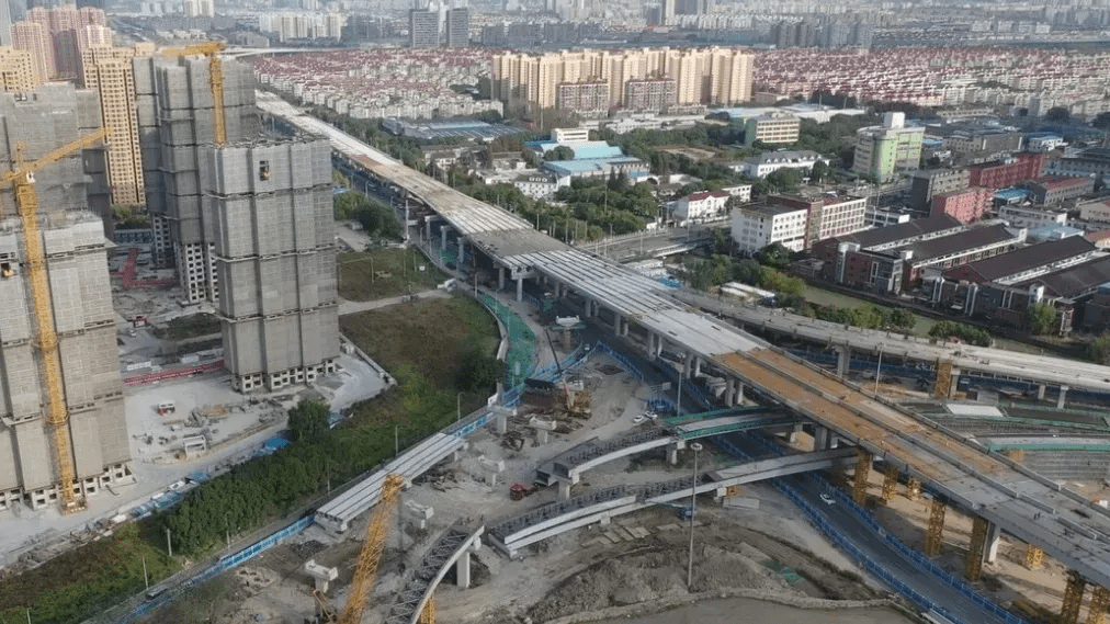 并与闵行浦星公路跨芦恒路节点改造工程相接,设计主线高架6车道,地面6