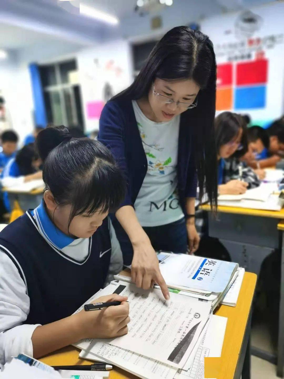 以张琛老师为代表的中报附中教师甘守三尺讲台,勤勤恳恳,默默奉献