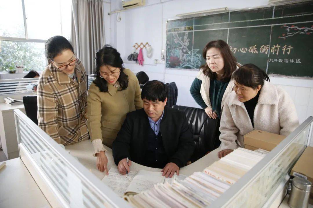 灵宝市一中的一个老师火了你是他的学生吗