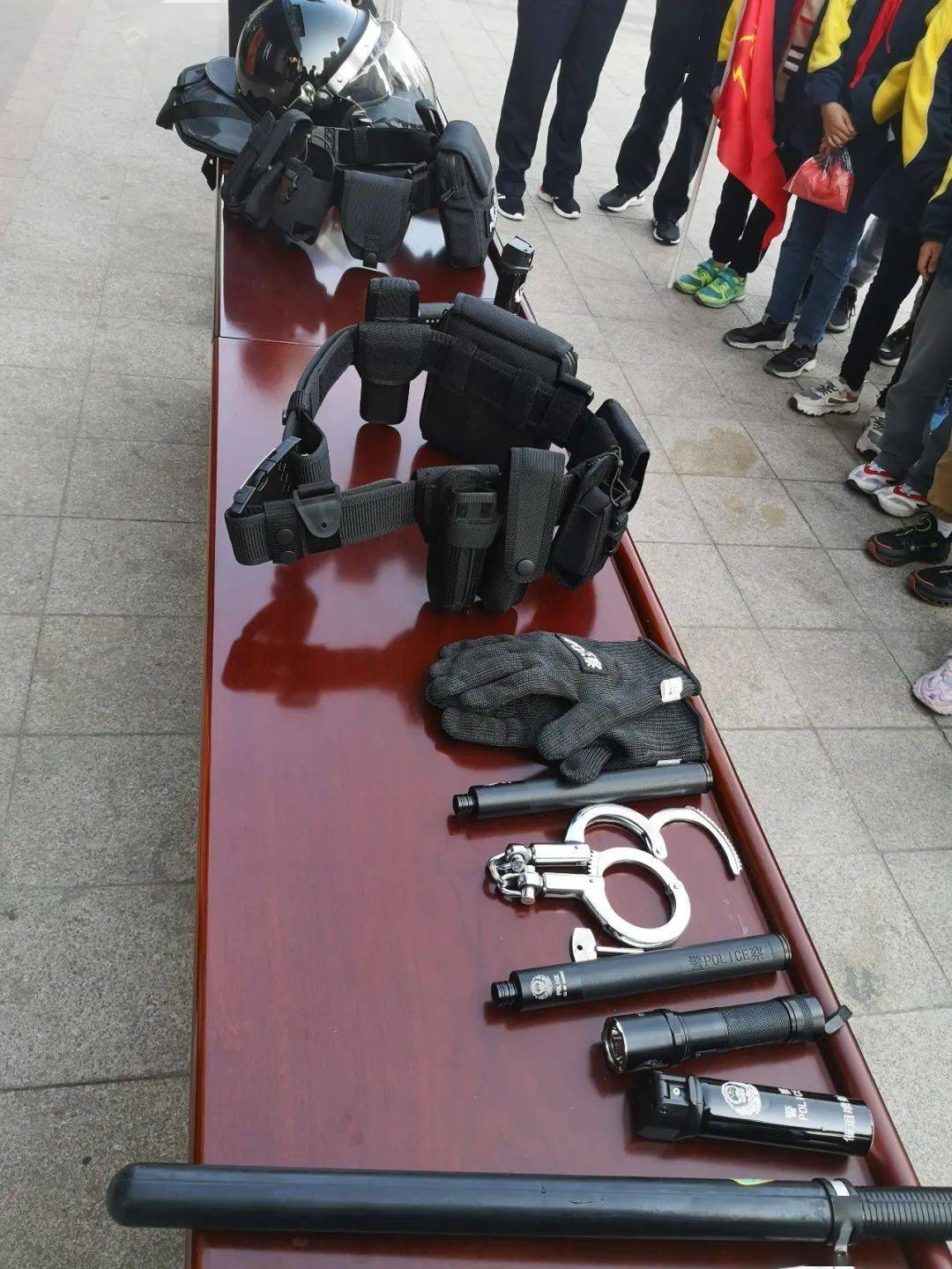 山河派出所后,首先由史警官为同学们介绍一些警察执勤时的装备,银手铐