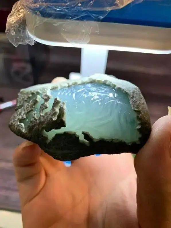 直播高价抢购一块翡翠原石开窗后货主乐坏了