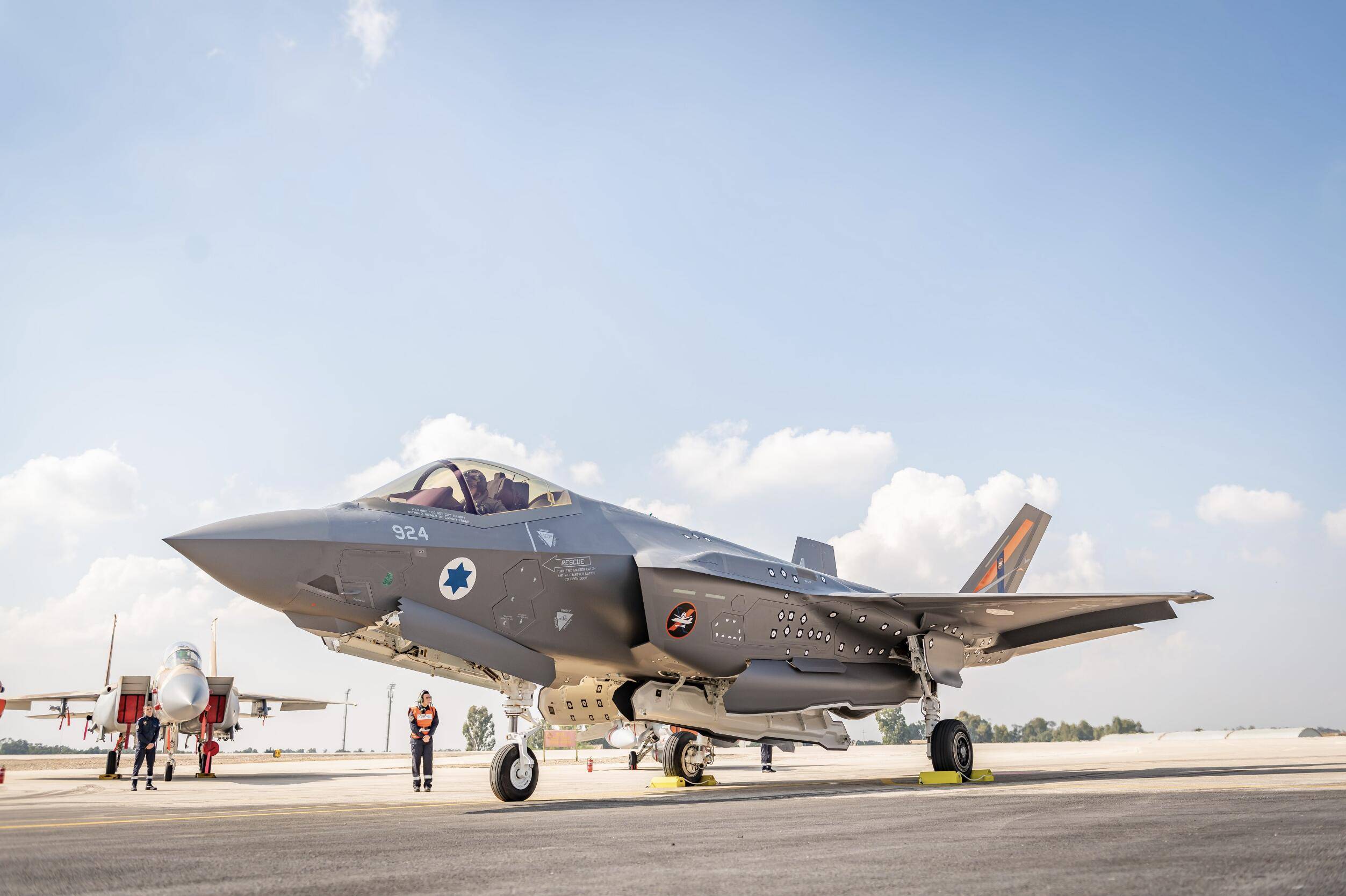 以色列空军获得一架"全球唯一"f-35战机浑身布满神秘标记