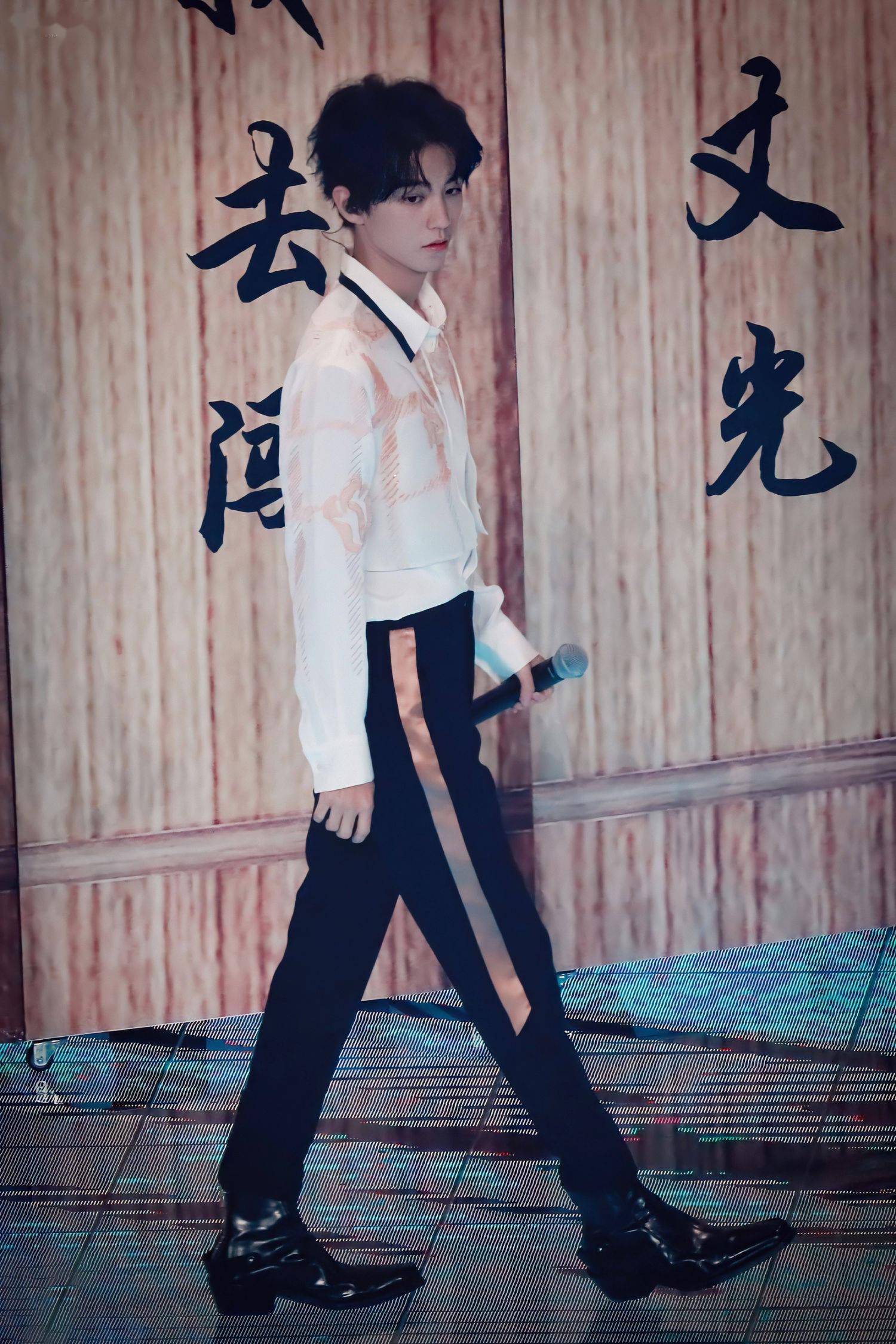 撕漫男王俊凯大长腿合集 腿精本精来啦