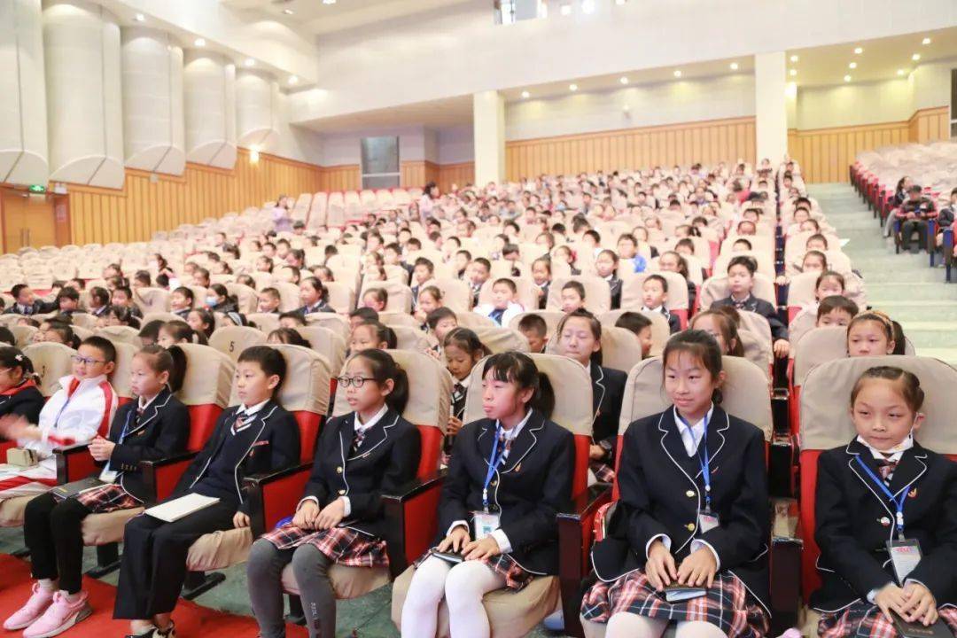 近日,盐城市第一小学的希望剧场济济一堂,三,四,五年级盐城晚报社小