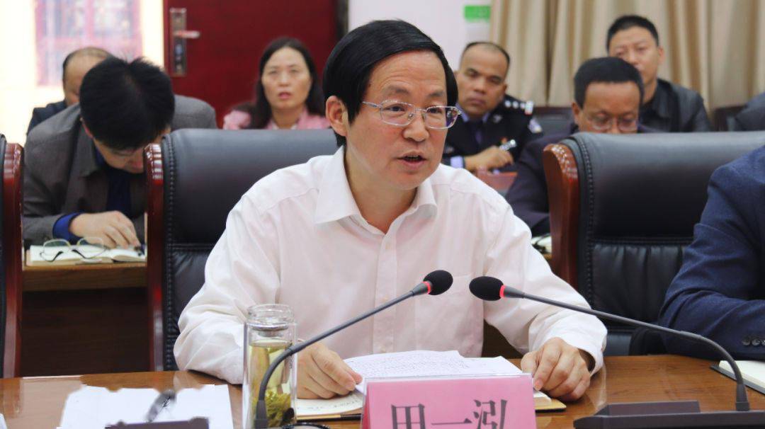 县委书记田一泓主持会议,并表示,我县将以此次座谈会为新的契机,深入