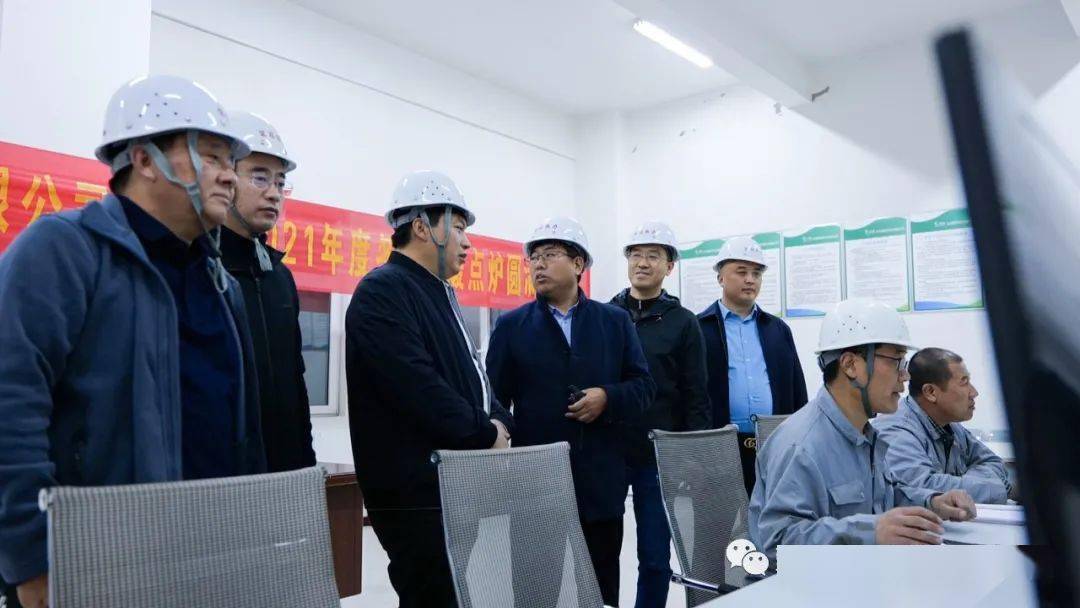 政府副县长邵天福带领综合行政执法局相关部门和人员来到现场,为集中