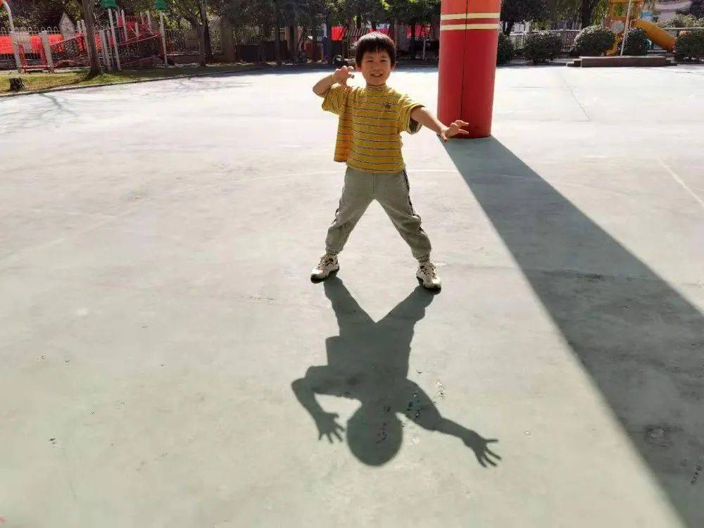 手影我们的发现晚上的影子颜色浅,白天的影子颜色深.