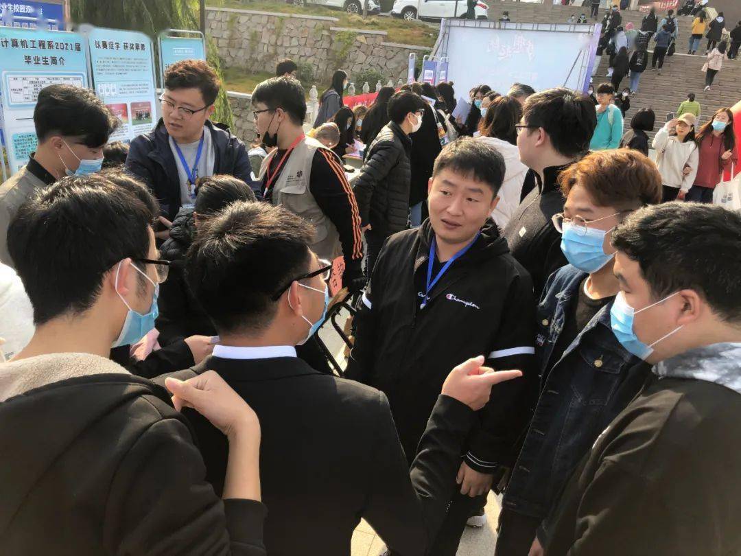 清晨的太阳缓缓升起照亮了整个会场手握的简历穿梭的身影满满都是期待