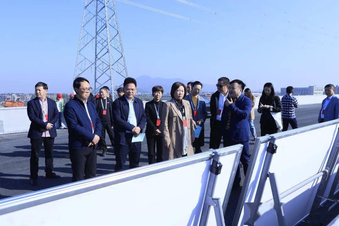 美玉,施建华,戴桂香,区人大常委会二级巡视员屠冬冬,副区长杨金水参加