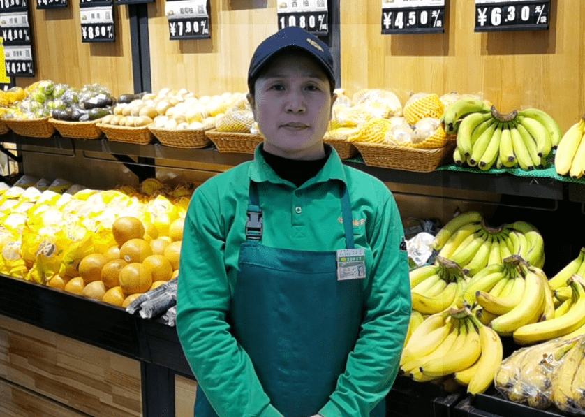 贴心服务,感动顾客生鲜部优秀导购员李海琴一天中午正在称量,一位女