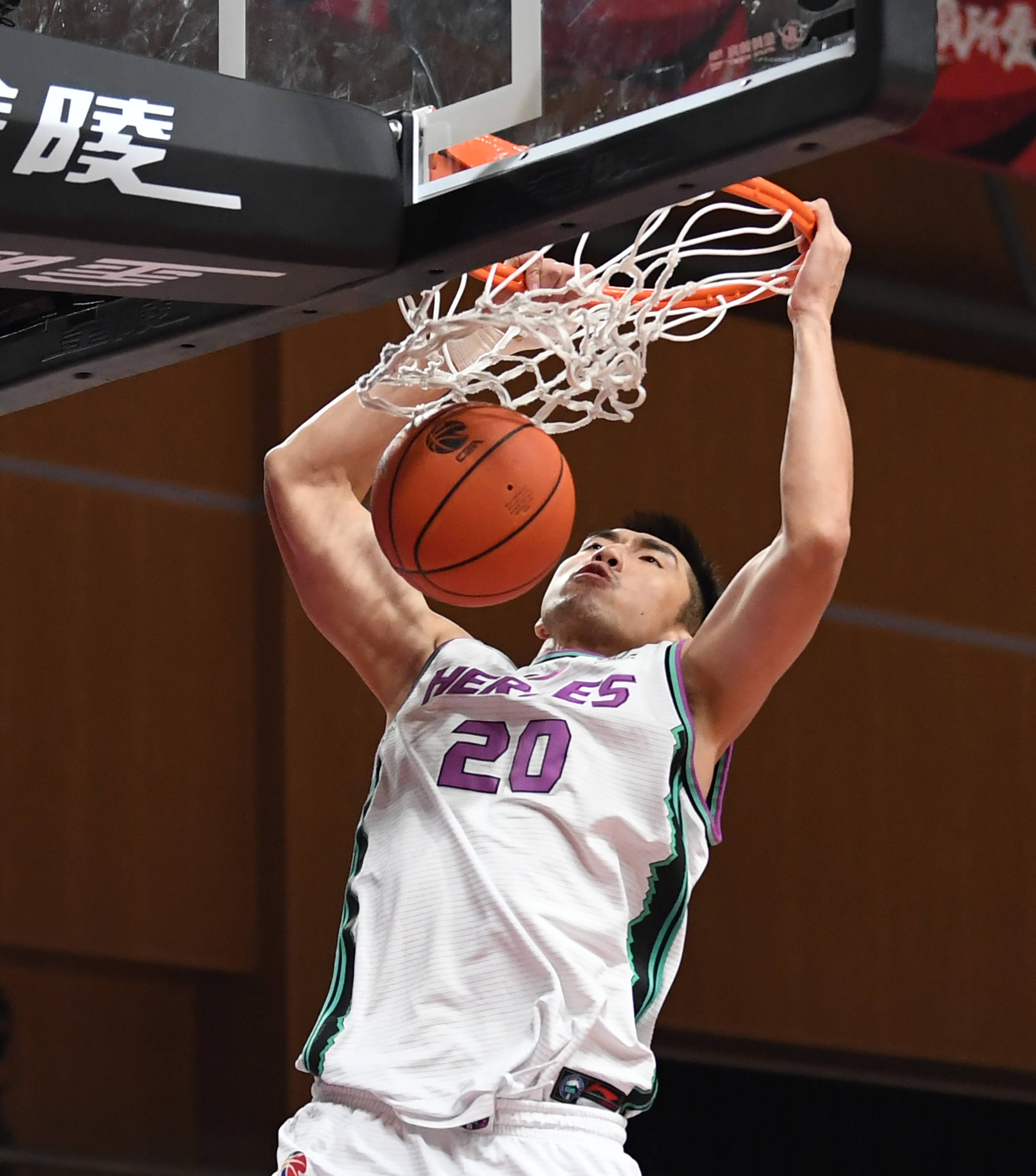 11月14日,山东西王队球员陶汉林在比赛中灌篮.