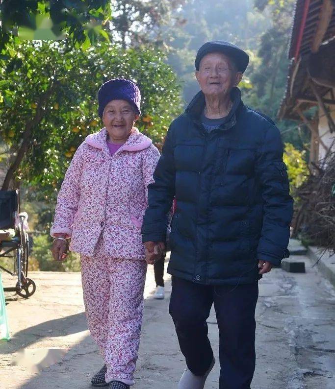 江津网 11-13 18:20 订阅 江津百岁老爷爷 如何花式秀恩爱?