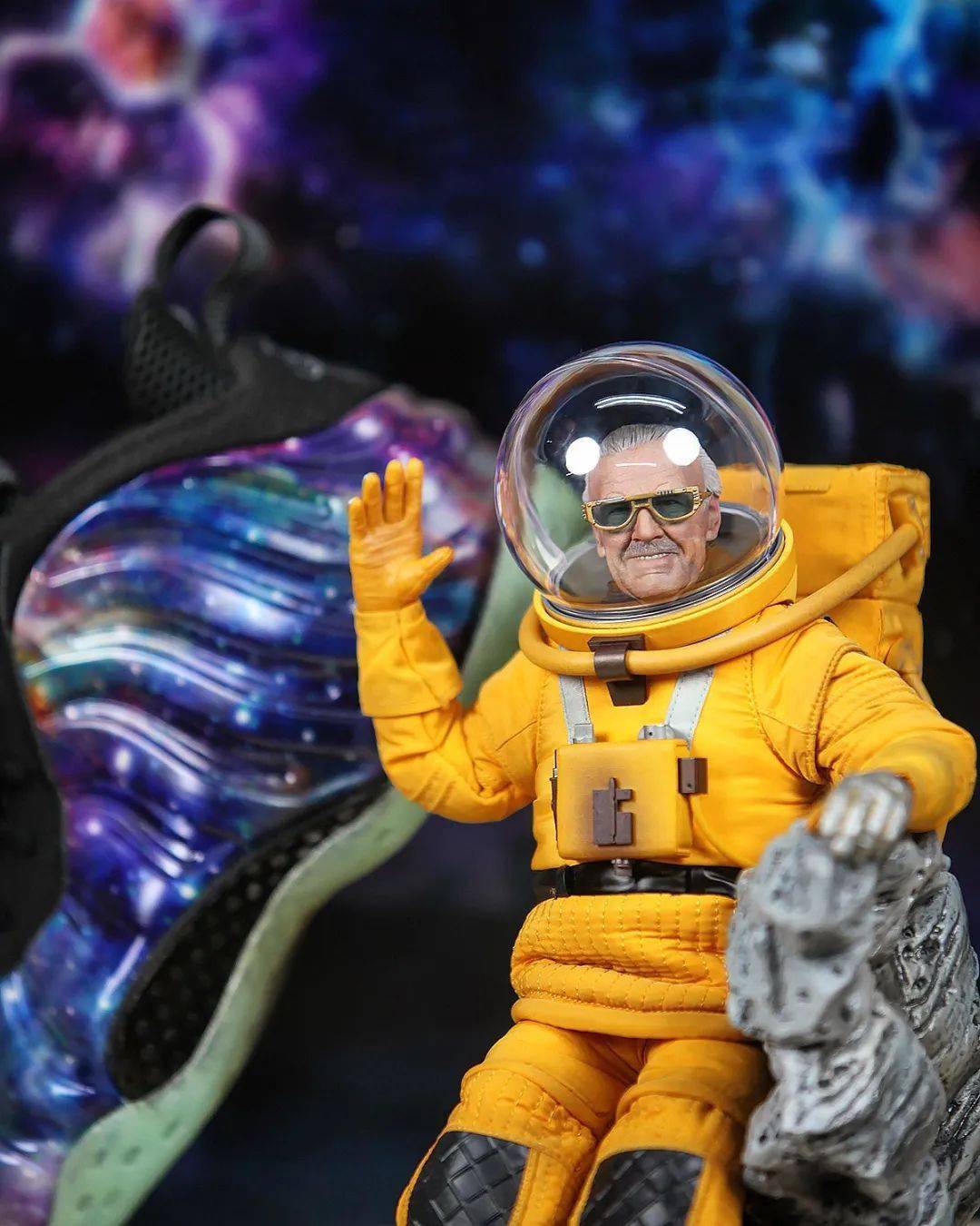 0漫威之父斯坦·李没能见证漫威2019年辉煌的一年他在2018年底因病
