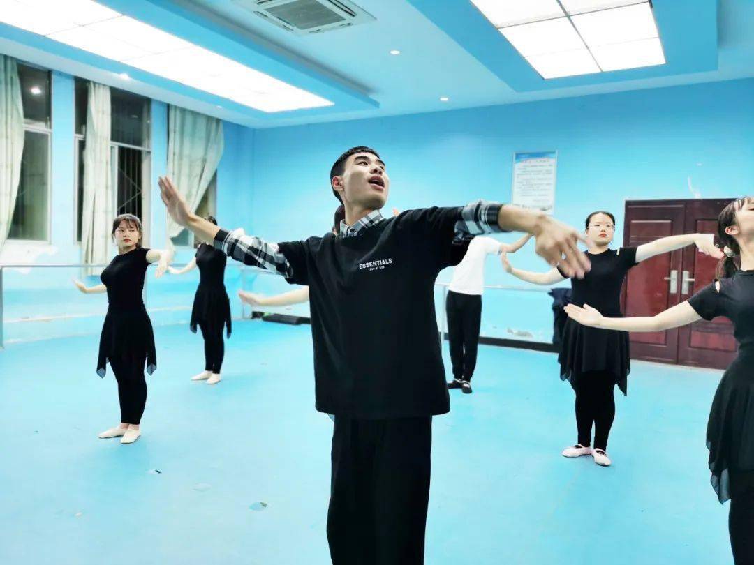 硬腕是蒙族舞蹈是运用自身手腕力量,带动手掌来进行肢体运动,使得形成