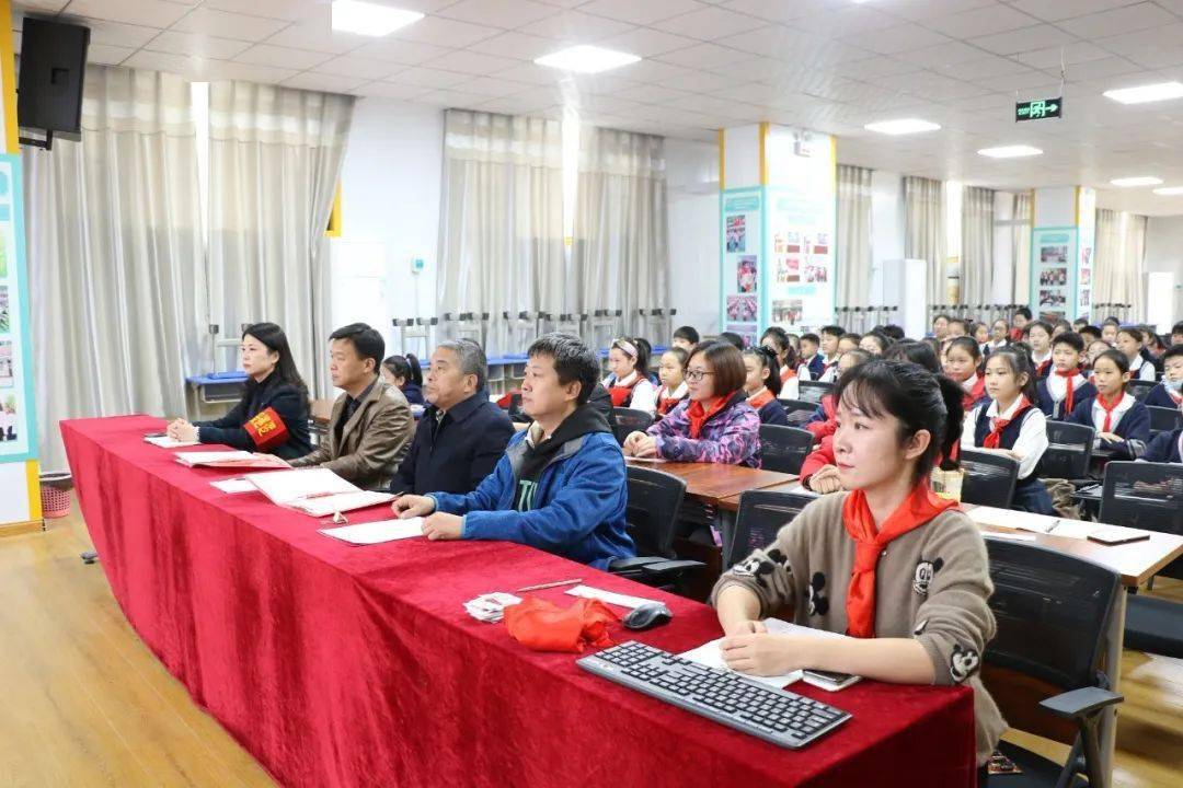 高举队旗跟党走争做新时代好队员中国少年先锋队郑上路小学代表大会