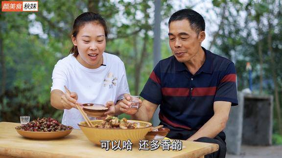 秋妹请爸爸吃铁锅炖大鹅一边喝酒一边吃鹅肉脸都喝红了