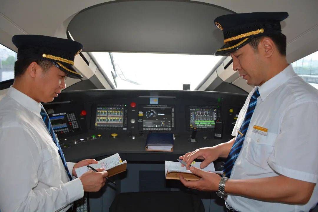 火车开到一半为啥要换司机?_列车