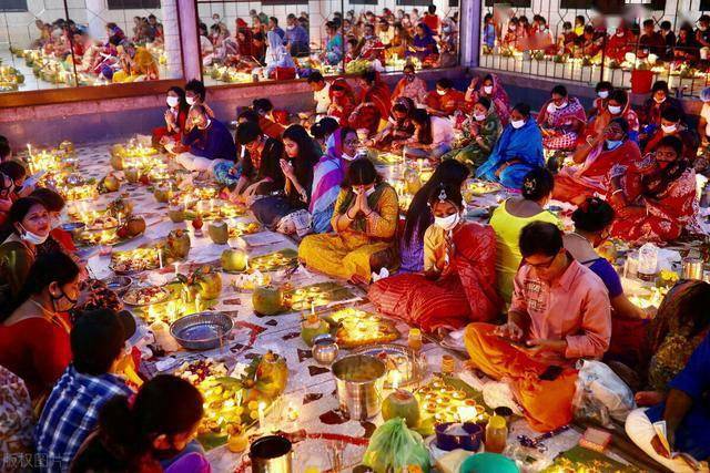 孟加拉国达卡,当地印度教信徒齐聚庆祝传统宗教节日rakher upabash