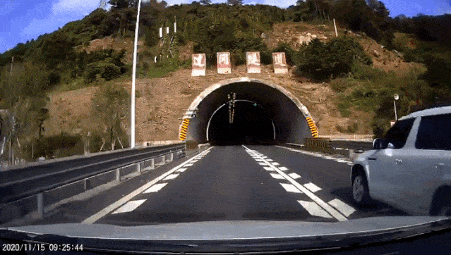 3听友:闽jhe127在高速隧道实线变道超车差点撞上!