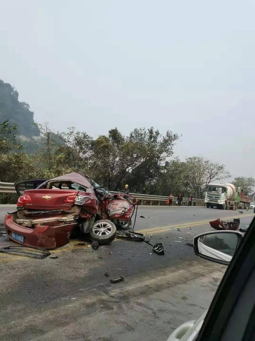 昨日姚家嘴三车相撞行车记录仪还原猛烈撞击瞬间真相竟是