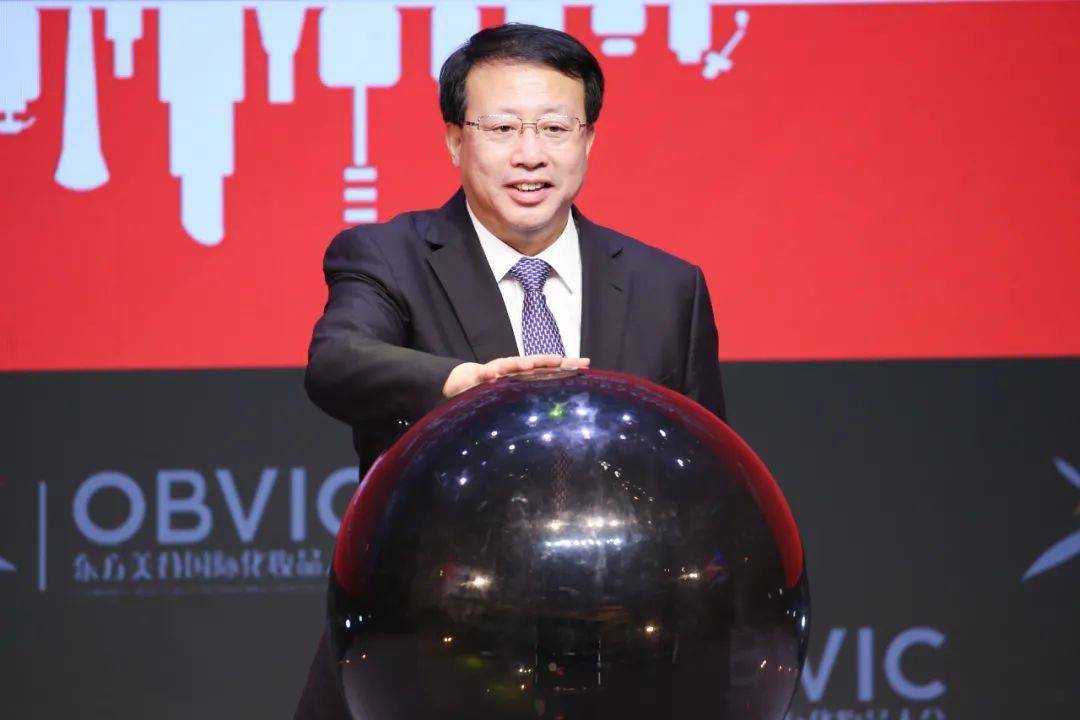 在本届大会开幕式上,上海市市长龚正启动东方美谷云上展厅.