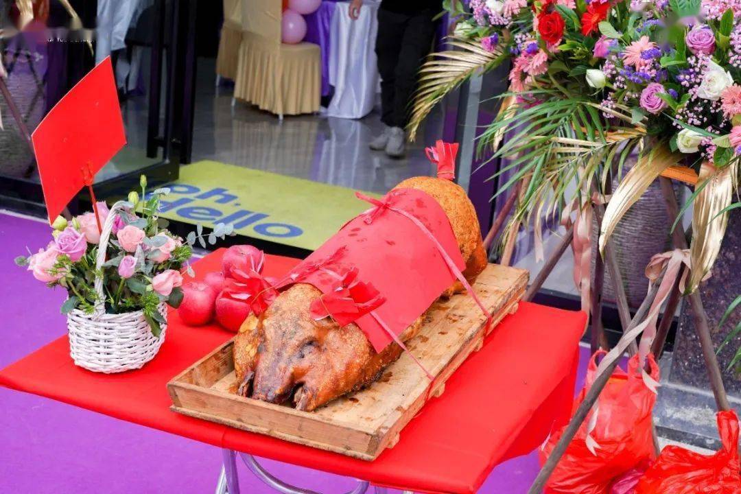 开业庆典,当然少不了烧猪敬神!这只烧猪,实在是红红旺旺!