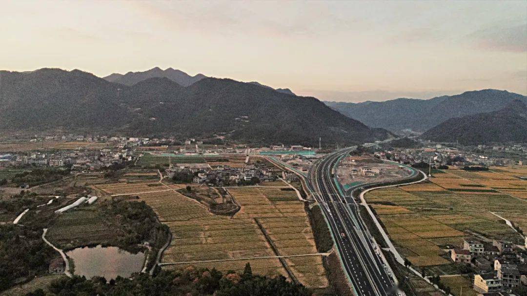 航拍大片杭绍台高速公路天台街头服务区互通已蝴蝶展翅
