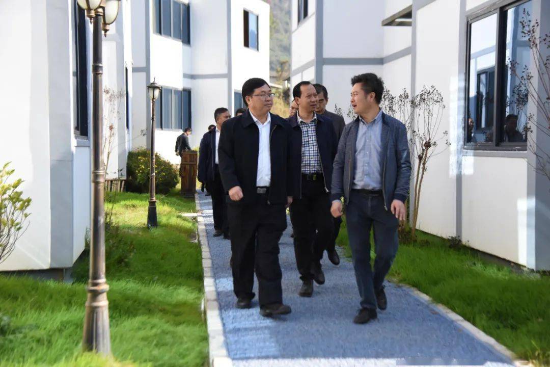 杨江华率队到百里杜鹃管理区督导东西部扶贫协作考核工作