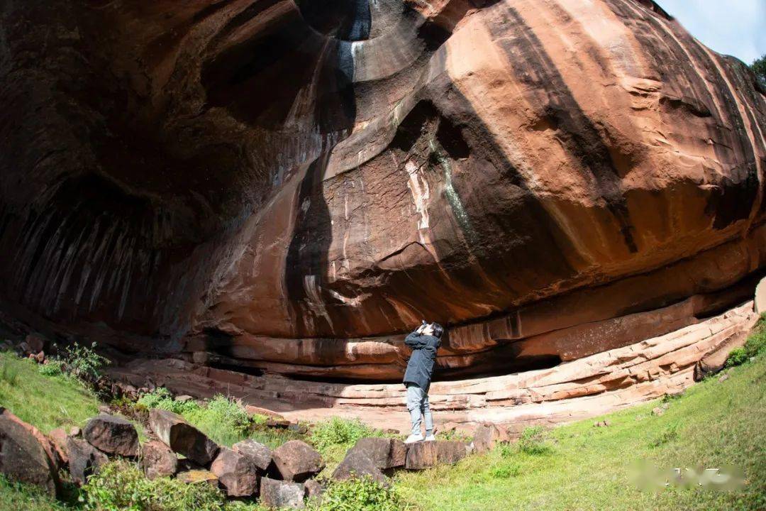 探寻云南丹霞地貌巨穴:葫芦洞