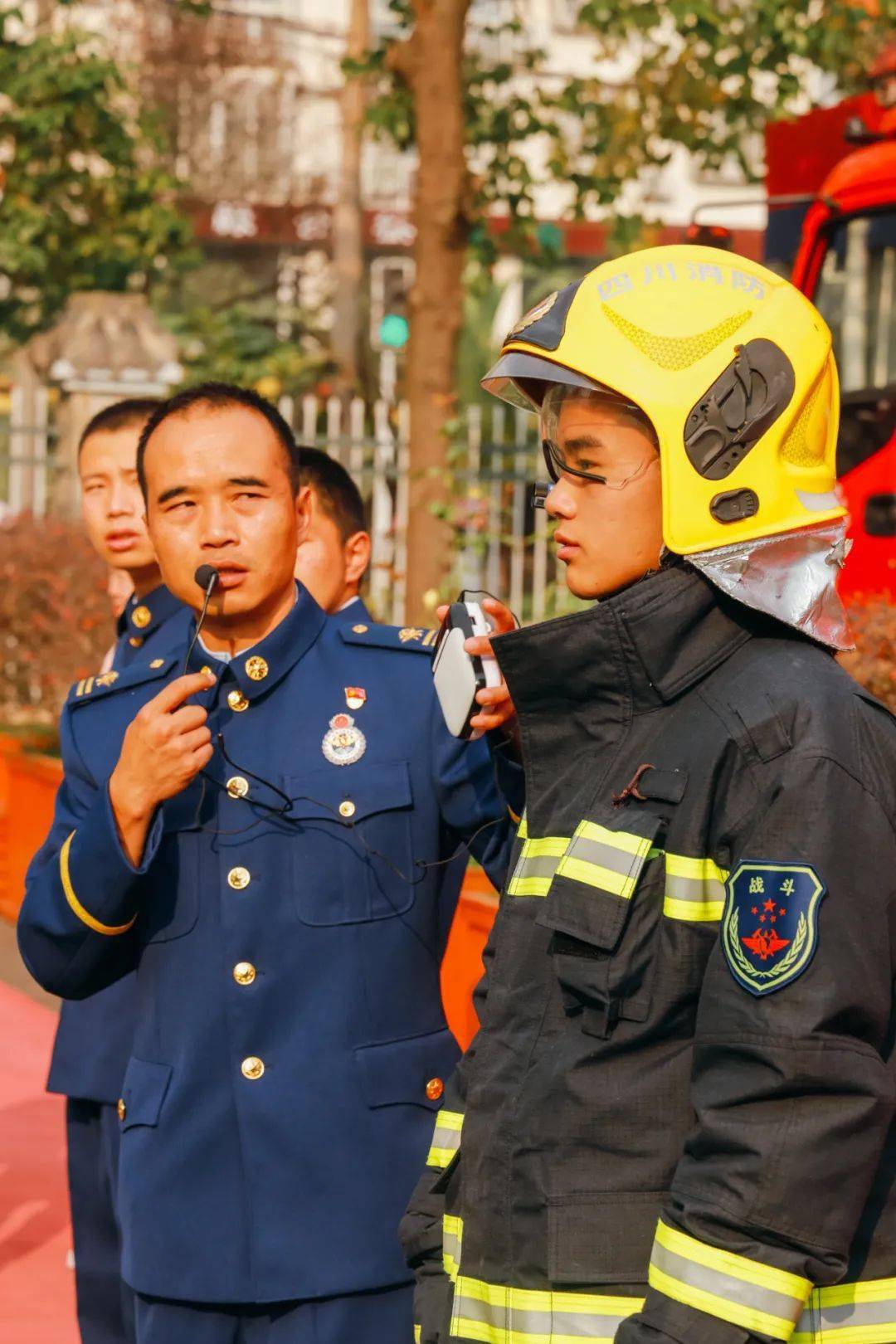 乘云梯,扑"烈火"!绵阳这群"消防员"火了,最小才3岁!_叔叔
