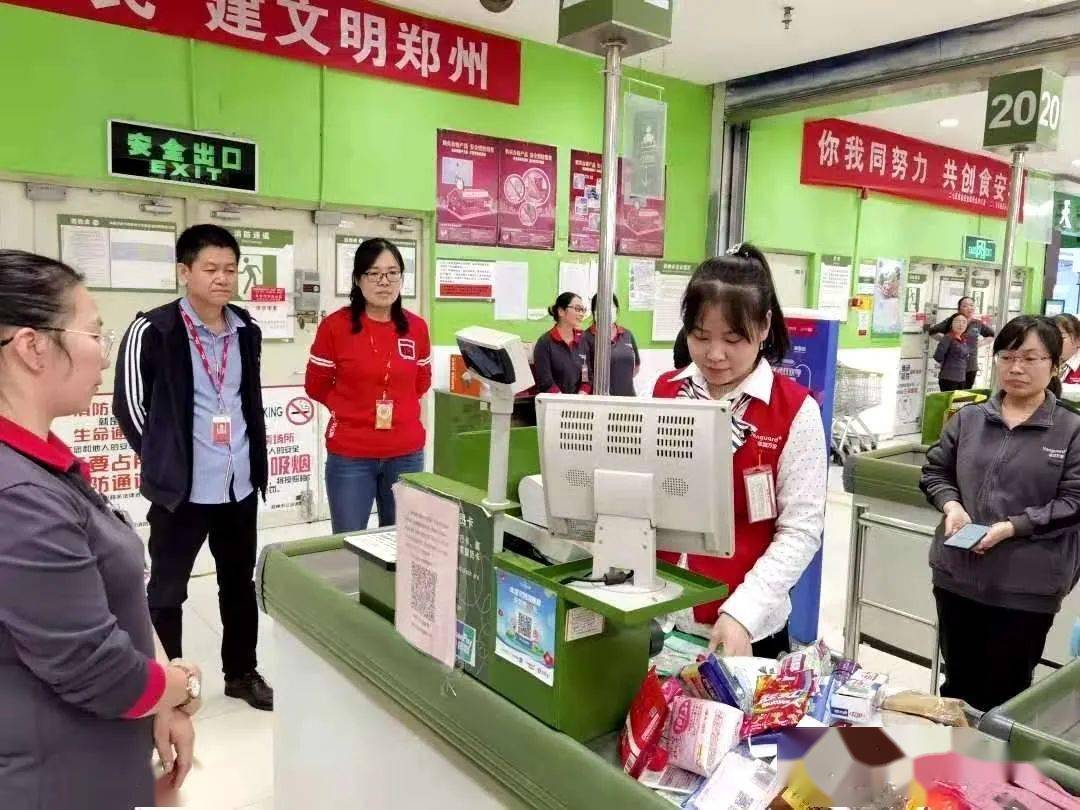 《陈列日记》一组华润万家超市岗位练兵的场景