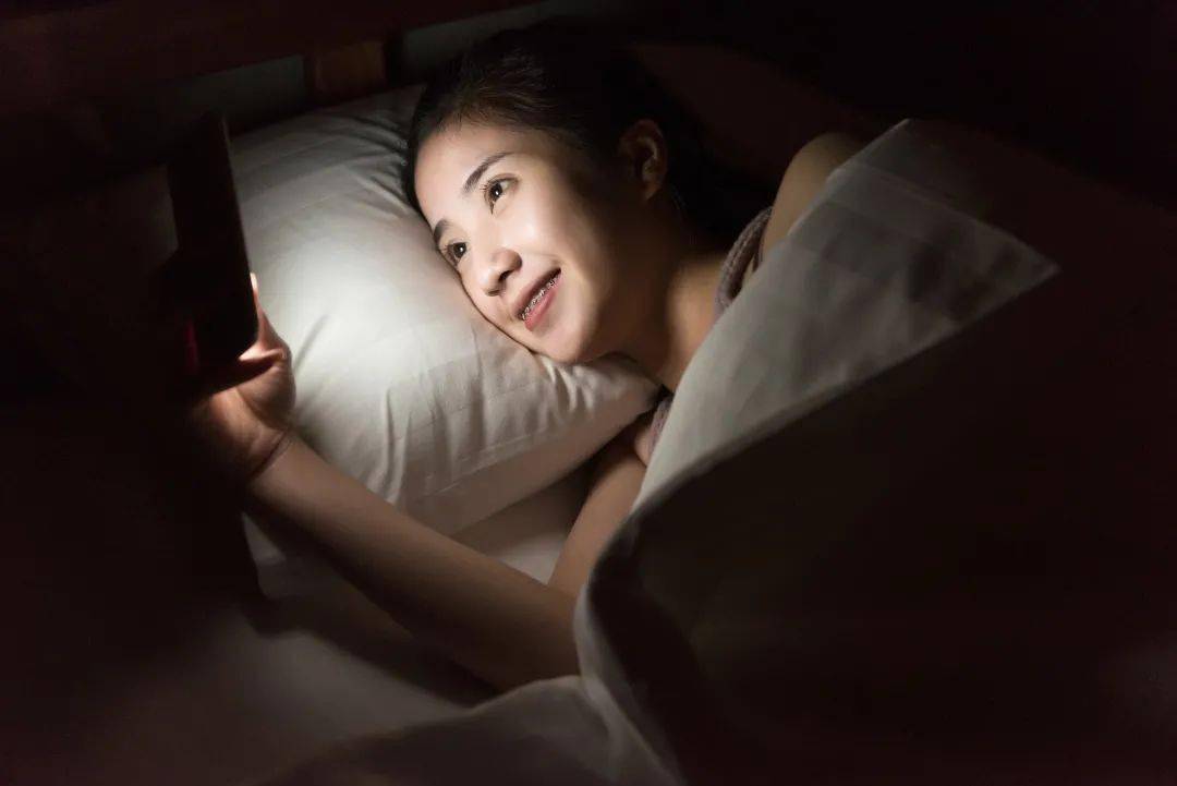 手机辐射大,晚上睡觉时千万不要把手机放在床头上!床头不能放手机?