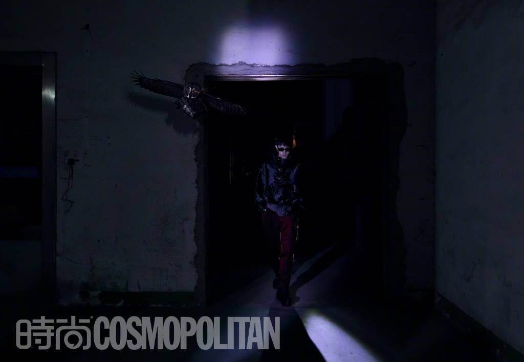 易烊千玺时尚cosmo杂志内页公开暗色搭配不掩少年明亮眼眸