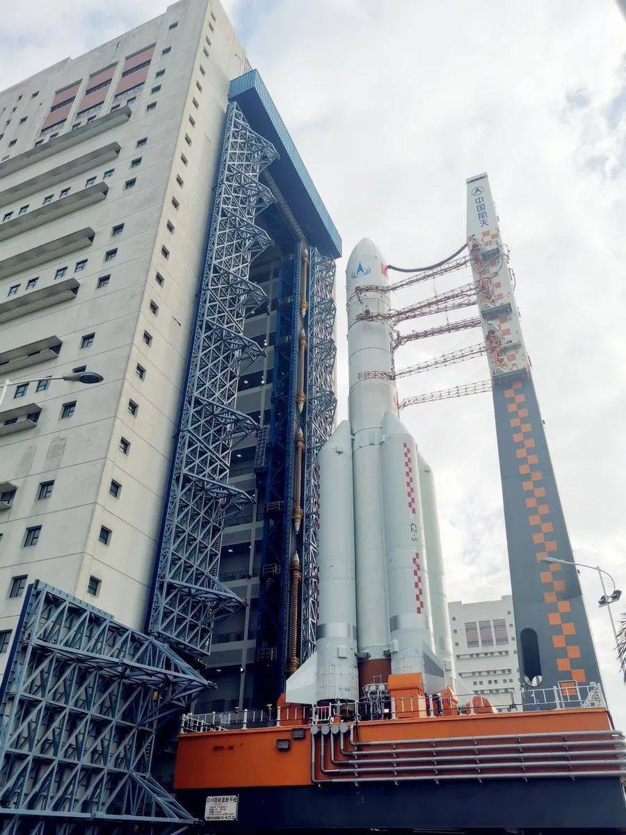 11月17日,长征五号遥五运载火箭和嫦娥五号探测器在中国文昌航天发射