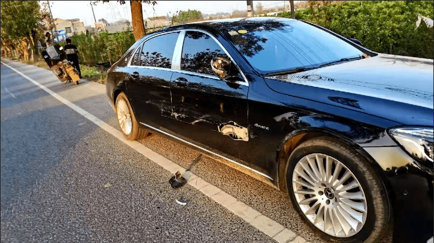 撞坏迈巴赫,担心赔款高,司机竟一脚油门跑路,想了一天后投案自首