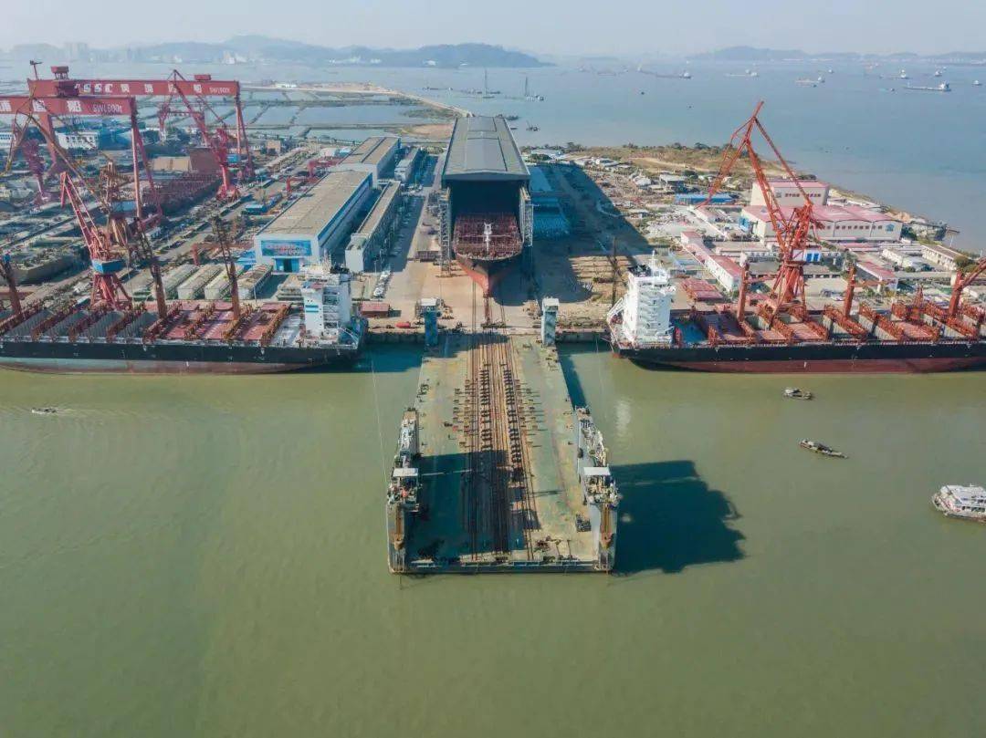 黄埔文冲内船台建造下水的首条2700箱集装箱顺利下水