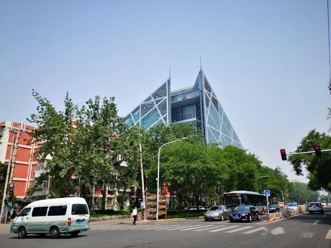 下面这张图片,就是以上东大桥路两侧的建筑所在的位置,旁边还是大使馆