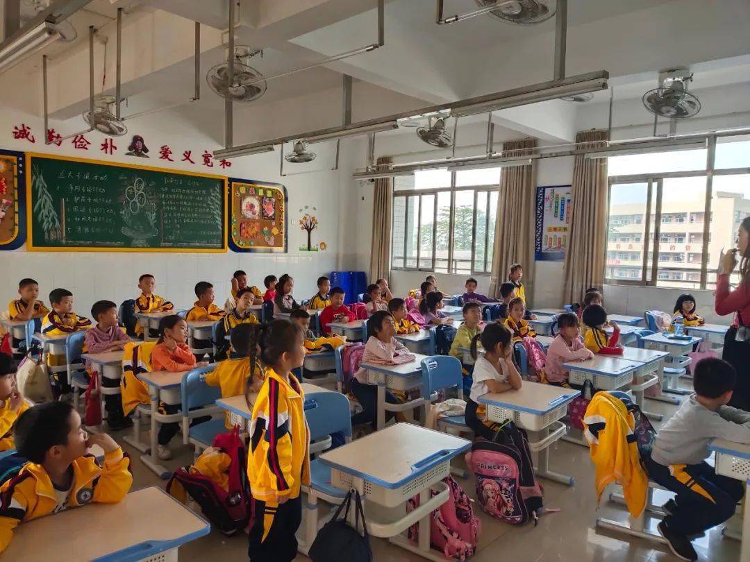 协力同心日争有为丹灶镇中心小学的班级歌咏活动