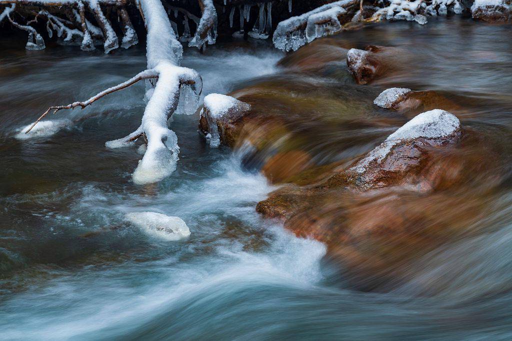 新疆尼勒克:探访初冬巴尔盖提温泉 一半是冬天一半是春天