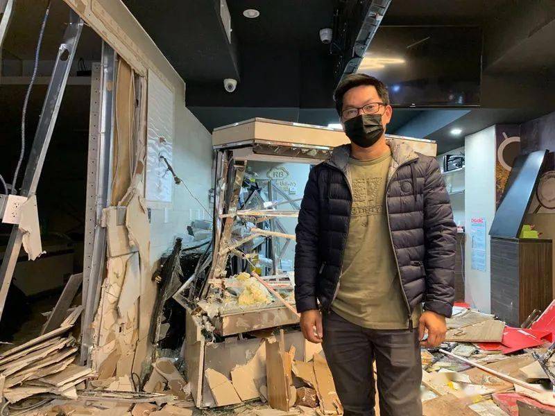 法拉盛抢车位大打出手开着奥迪直接撞人失控撞进当天才开张的西饼店