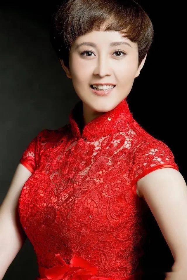 梅艳(饰演焦守凤)国家二级演员,毕业于山东省戏曲学校,工花旦,1998年